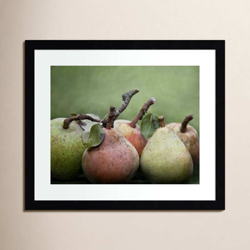 «Comice Pears I» par Rachel Perry - reproduction de photo encadrée, Cadre noir, H 15 po x l 17 po