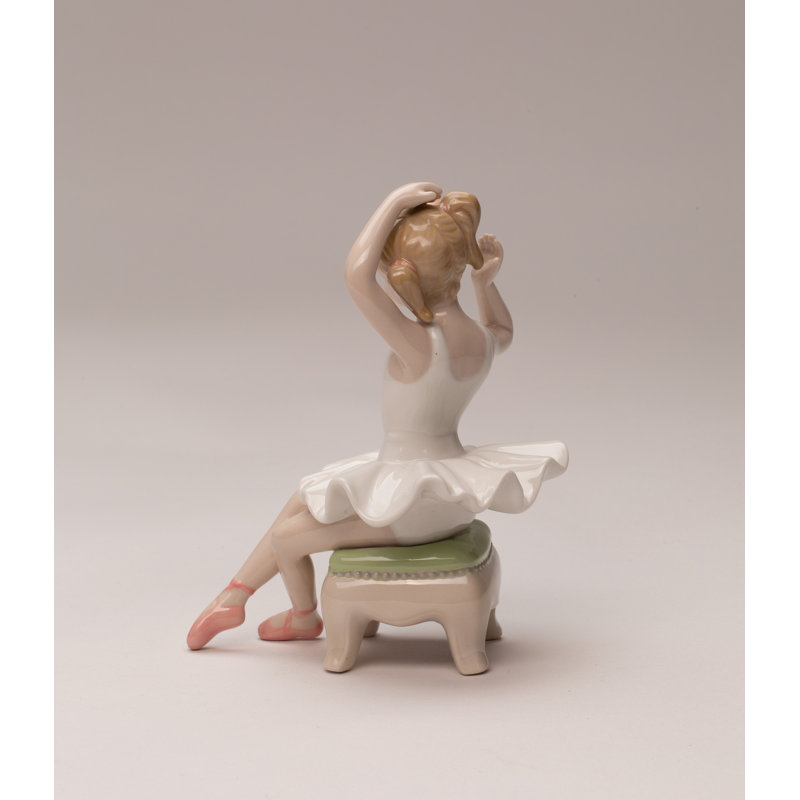Ballerine assise sur la chaise