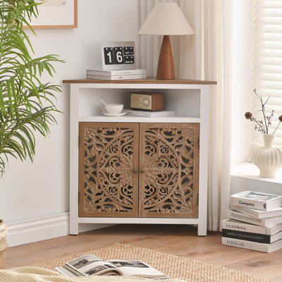 Armoire de coin de ferme 2 portes avec détails sculptés à la main, tablette de rangement, blanc rustique et bois naturel