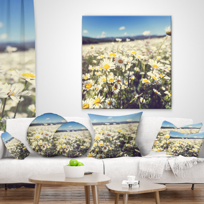 Plaine de montagne avec des fleurs de marguerites - coussin à imprimé floral, 18 po x 18 po, Coussin décoratif