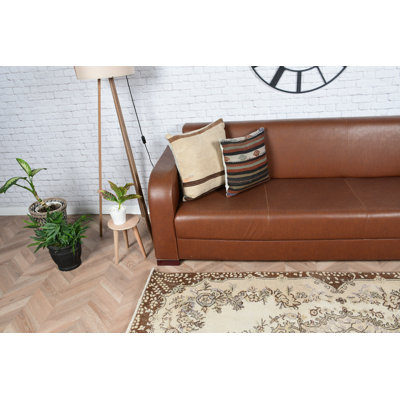 Tapis turc floral et fait à la main en brun et crème pour les espaces de salon qui rehaussent l'esthétique avec son charme rétro