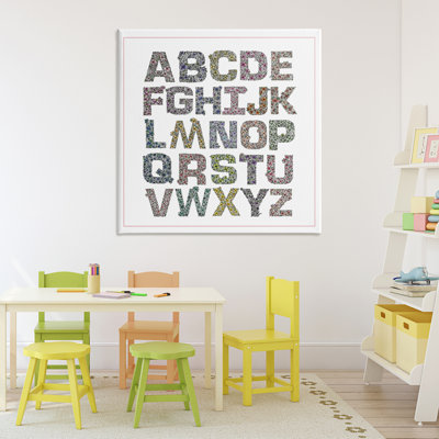 Toile alphabet détaillée avec fleurs, design par Jennifer Stith