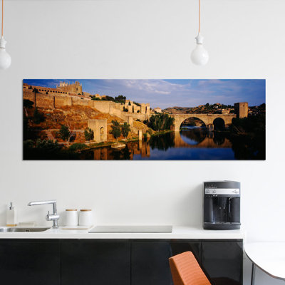 «Paysage historique le long de Rio Tajo avec Puente De San Martin, Toledo, Espagne», reproduction de photo sur toile