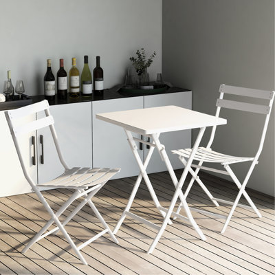 3 bistro de patio en blanc. Pliable, structure en métal. Et antirouille pour l'extérieur 3 chaises de table pliables. Cadre. Living