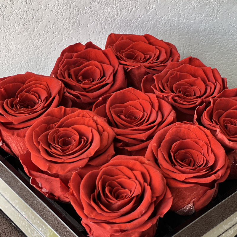 Arrangement de roses en boîte