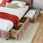 Très grand lit avec revêtement en chenille rose et tiroirs pour une chambre à coucher relaxante et élégante-2069411020