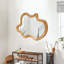 Miroir mural de forme irrégulière avec cadre en bois naturel