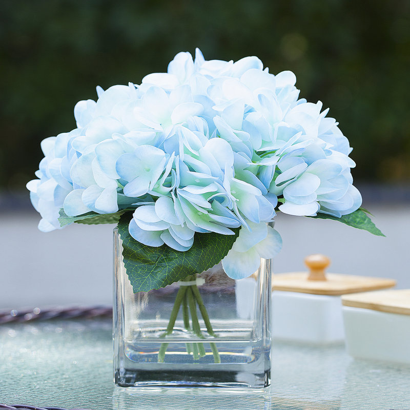 Hortensia artificiel dans un vase en verre cube, Bleu