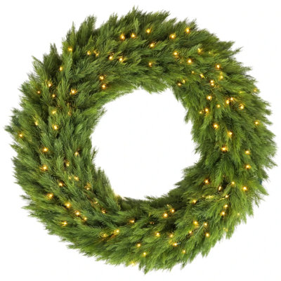 Couronne de Noël pré-illuminée en épicéa norvégien, 122 x 122 x 10 cm, en plastique et acier vert. Mesurant un magnifique diamètre de 122 cm, cette couronne de Noël