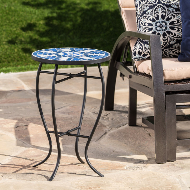 Table d'appoint gracieuse pour l'extérieur avec carreaux de céramique: pieds en fer bleus et blancs