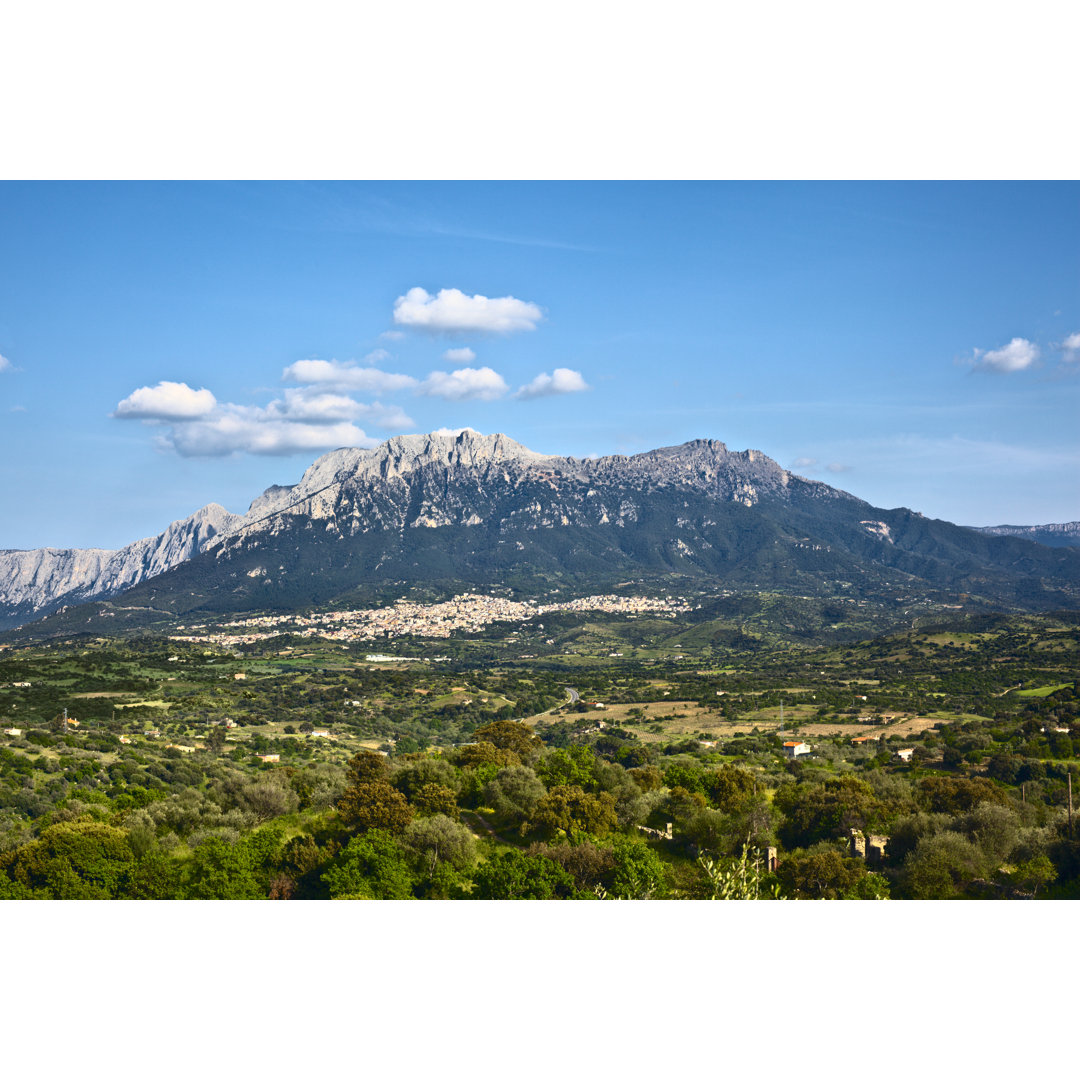 Stadt Oliena auf Sardinien, Italien von Spooh - Kunstdrucke ohne Rahmen auf Leinwand