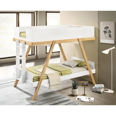 Lit simple au-dessus d'un lit superposé en bois blanc, style contemporain, lit ouvert, rails et lit pour la nuit avec finitions, charme rustique, caractéristiques esthétiques pour la chambre à coucher