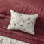 Édredon 7 pièces pour grand lit rouge - broderie de style transitionnel 100% rembourrage comprenant un édredon, des taies décoratives, des oreillers, une jupe de lit et des détails élégants-121161853-121161849