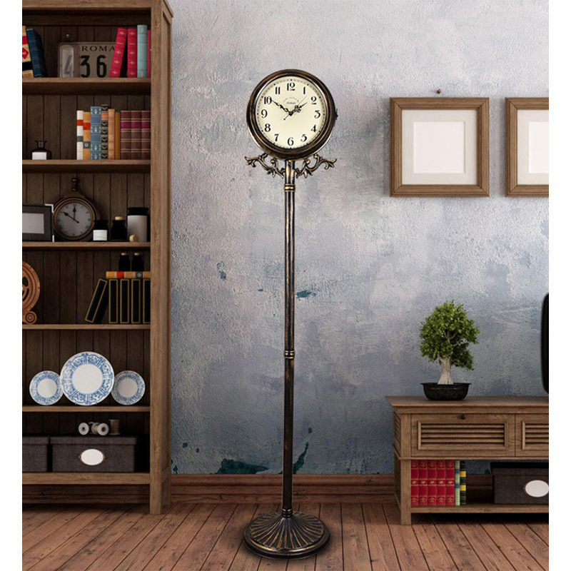 Horloge rétro en métal sur pied