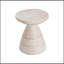 Table d'appoint élégante et légère en béton pour une utilisation intérieure et extérieure, durable et polyvalente avec une finition sophistiquée en travertin