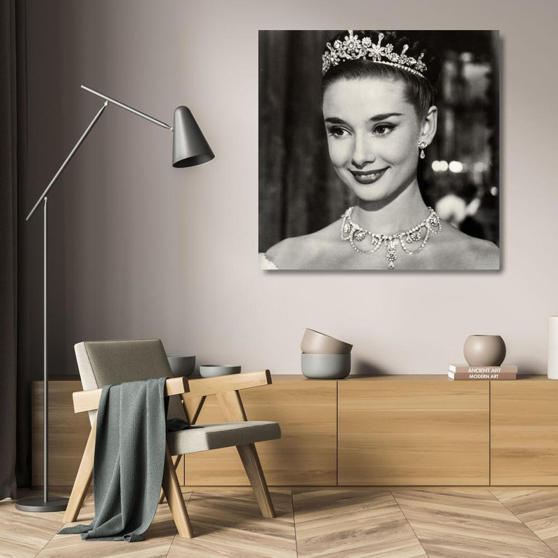 Audrey Hepburn (princesse), H 20 po x l 20 po