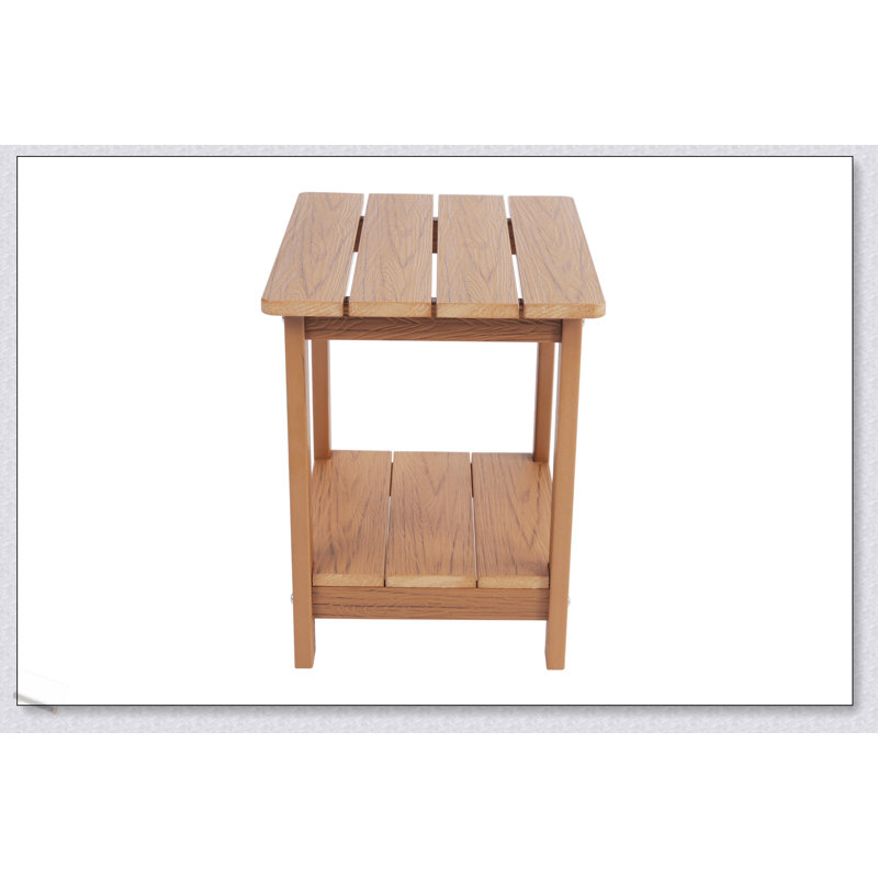 Table d'appoint imitation grain de bois avec rangement double couche, durable et élégante pour une utilisation extérieure.