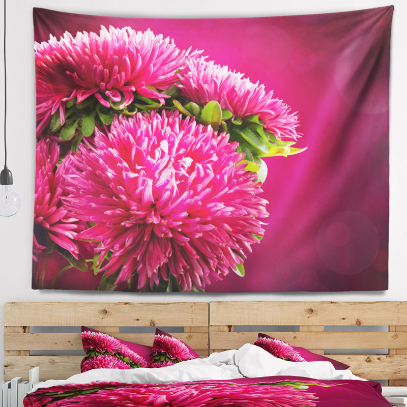 Fleurs roses d'asters sur une tapisserie rouge, H 50 po x l 60 po