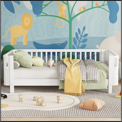 Lit plateforme simple en bois pour enfants avec rails de sécurité, conception durable et à profil bas pour un accès facile