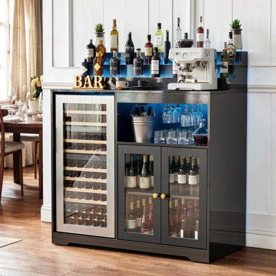 Meuble-bar à vin avec compartiment réfrigéré et étagères à spiritueux à 3 niveaux, étagères de bar éclairées par DEL avec télécommande, mini-réfrigérateur avec porte-verres, coin café avec rangement réfrigéré pour boissons, vin et matériel de divertissement à domicile.