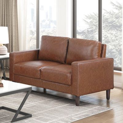 Canapé deux places rustique en similicuir chocolat avec accoudoirs profilés et passepoil, idéal pour les espaces modernes et confortables. Capacité de charge : 136 kg (300 lb).