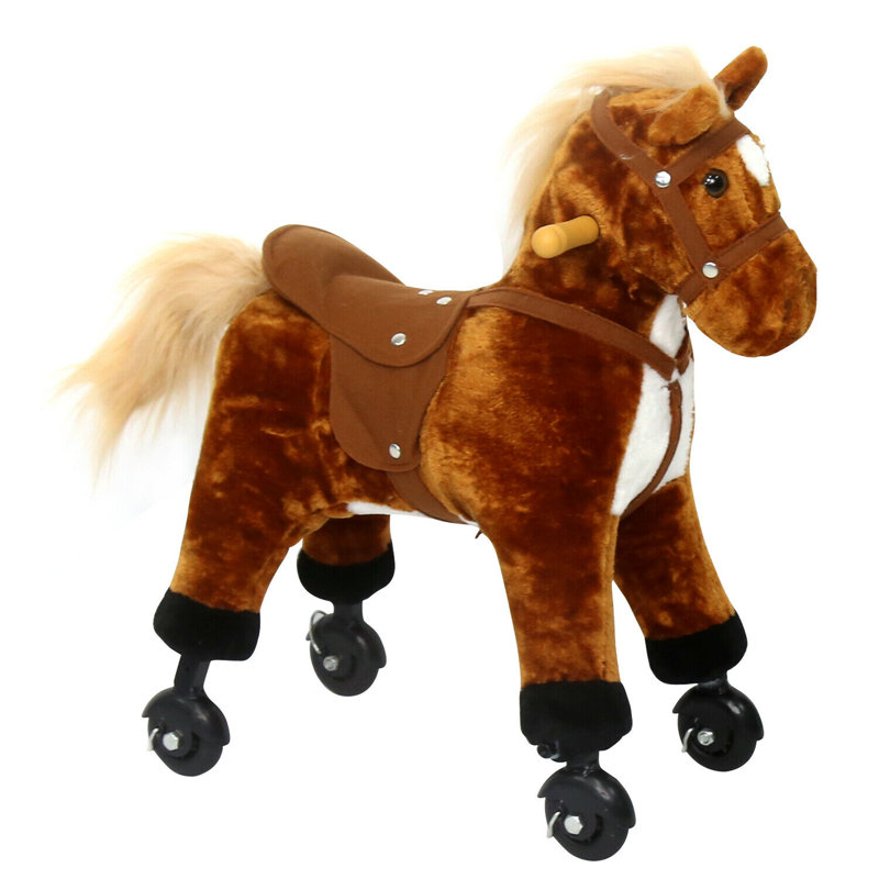 Les enfants montent sur un cheval à bascule