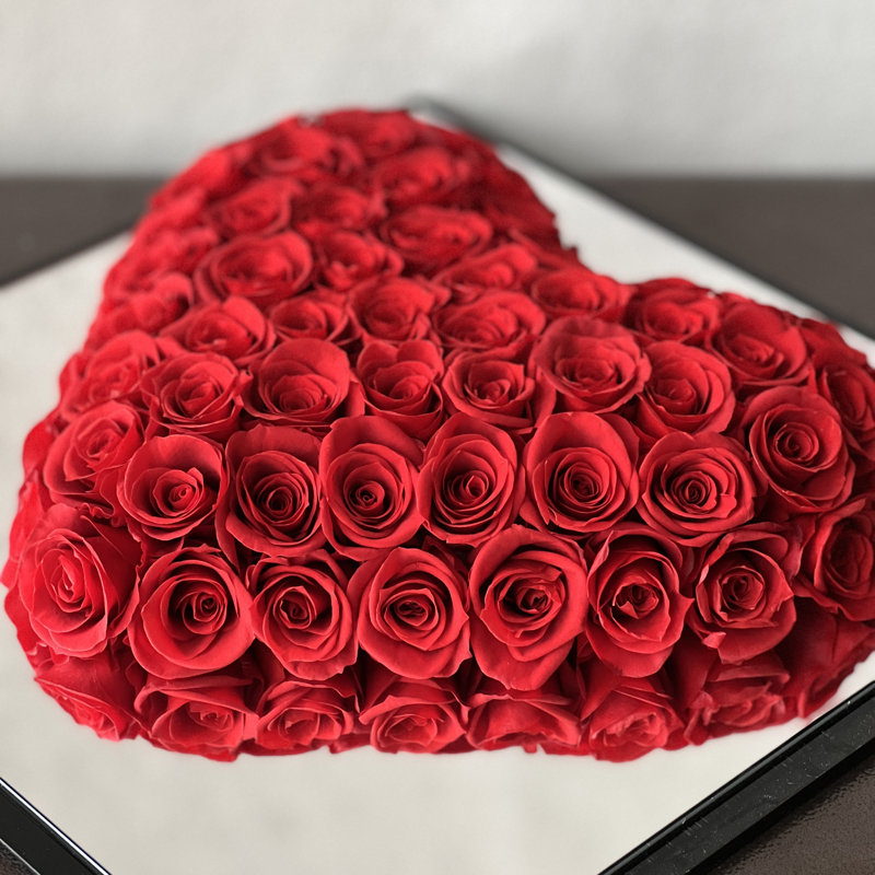 Arrangement floral de roses en boîte
