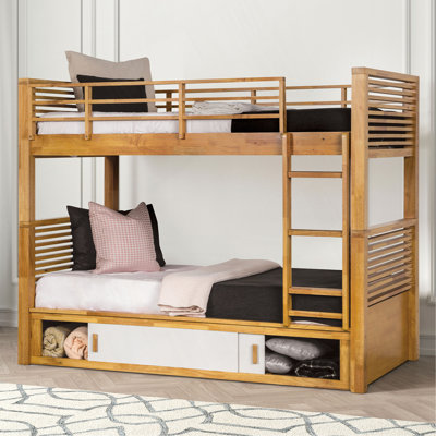 Lit superposé simple de style transitionnel simple au-dessus de simple au fini chêne clair avec espace de rangement ouvert sous le lit et porte coulissante