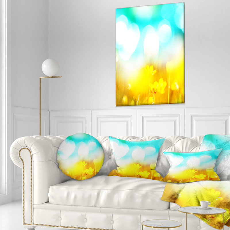 Fleurs jaunes sur fond bleu - coussin à imprimé floral, 16 po x 1 po, Coussin décoratif