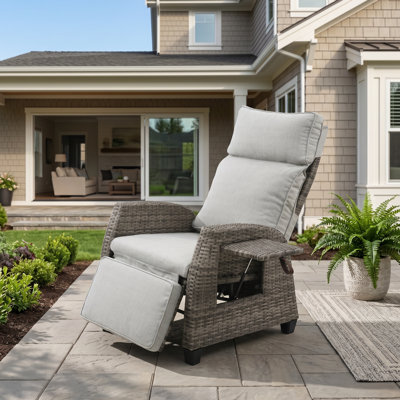 Chaise longue d'extérieur inclinable en osier avec table d'appoint et coussins