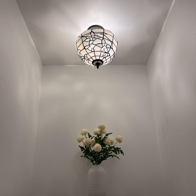 Plafonnier Tiffany avec fleurs en verre coloré blanc et ampoules DEL incluses: l 12 po x P 12 po x H 12 po