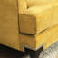 Fauteuil à accoudoirs bas avec coussin en T et garniture cloutée sur les pattes avant avec coussins décoratifs dorés et gris inclus