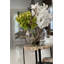 Vandas et cymbidiums dans un vase
