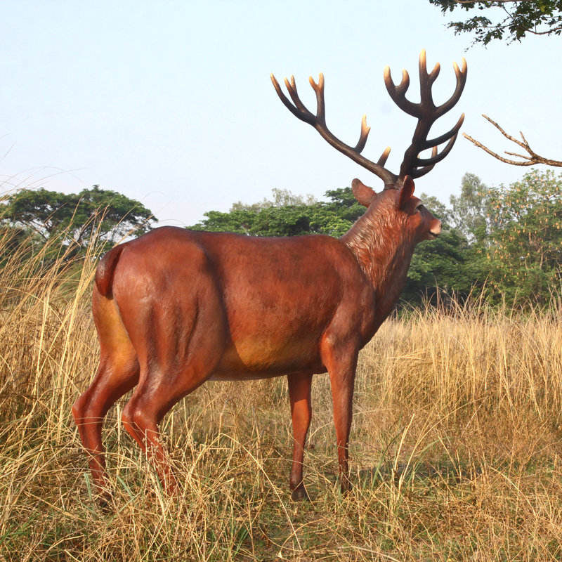 Statue à l’échelle du cerf rouge à l’échelle grand