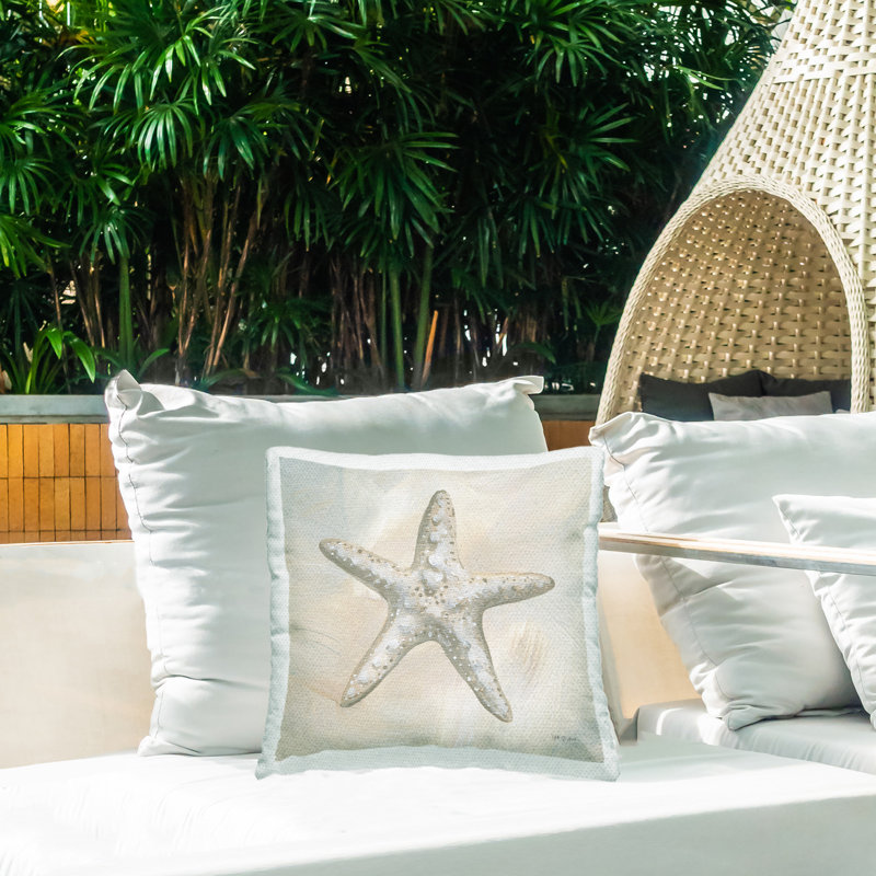 Coussin décoratif simple imprimé à motif d'étoile de mer beige par Yvette St. Amant