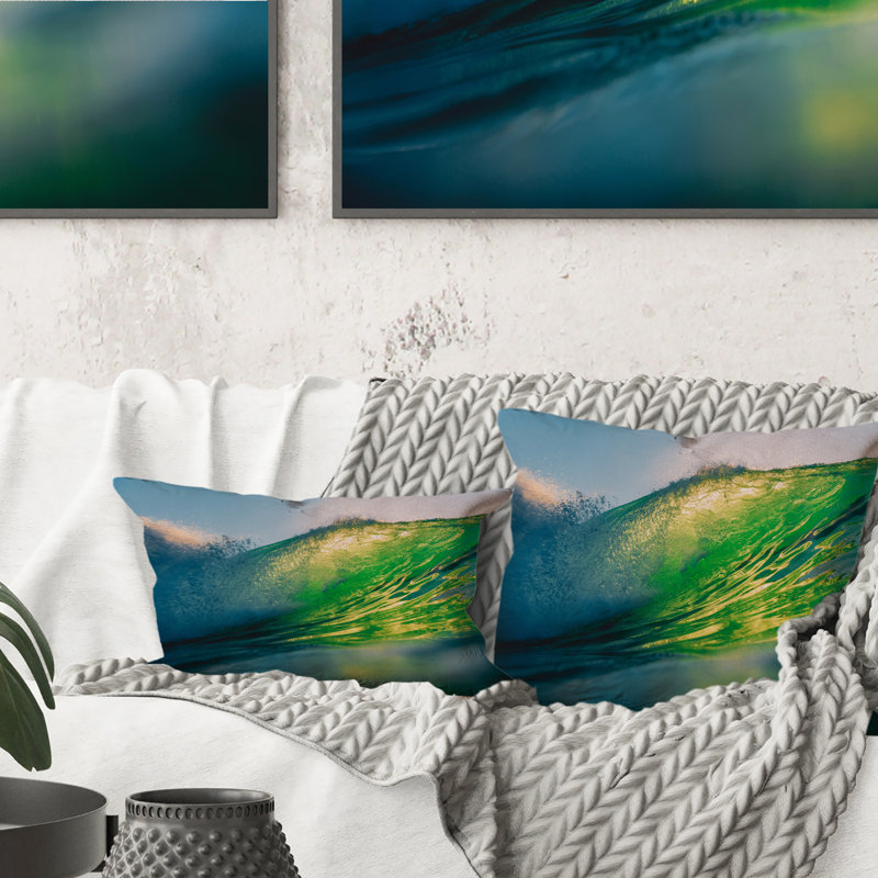 Coussin Green Wave Barrel au coucher du soleil à Hawaï, 16 po x 16 po