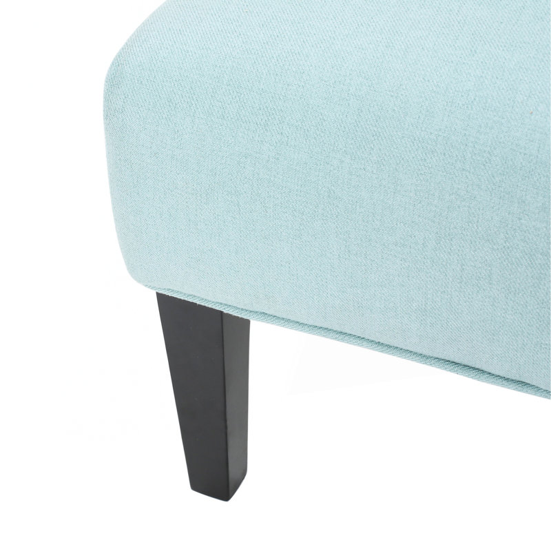 Chaise d'appoint contemporaine avec pieds fuselés et revêtement moelleux pour une assise élégante et confortable