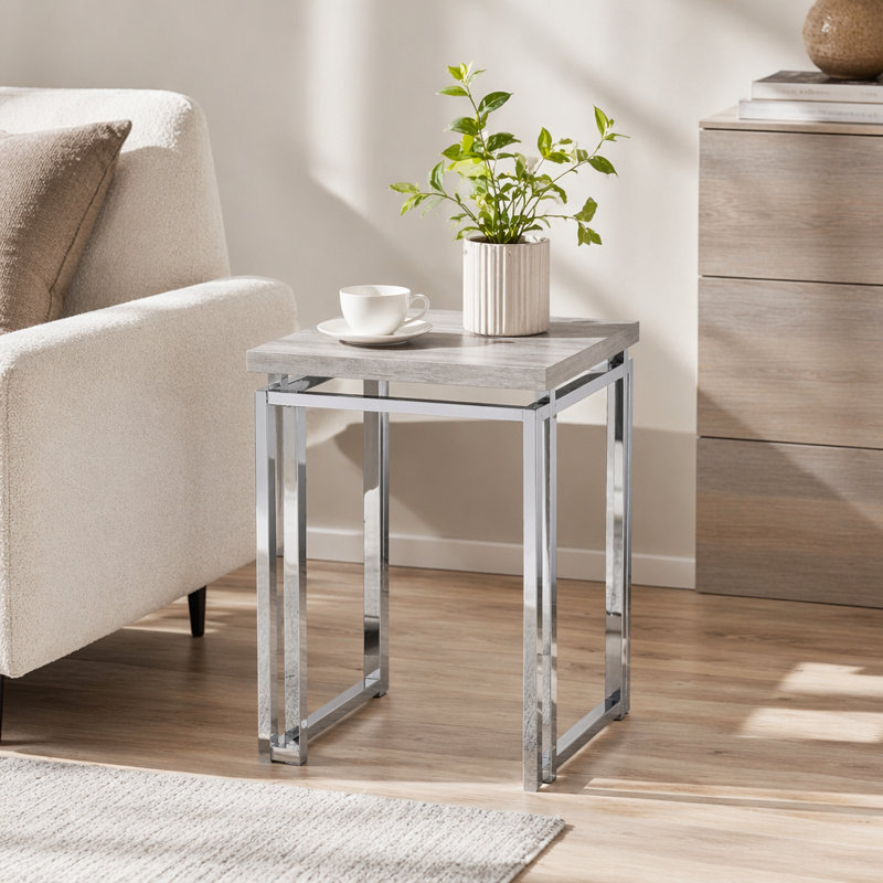 Charmante table de bout en chêne naturel avec finition chromée pour décors polyvalents