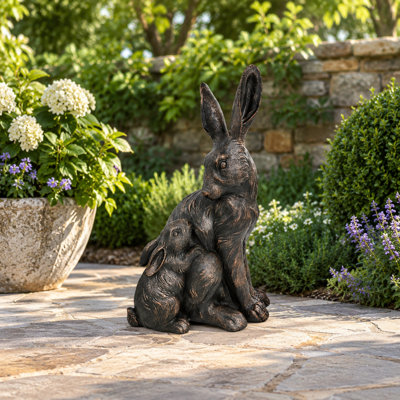 Statue de mère mère et bébé câlins de jardin