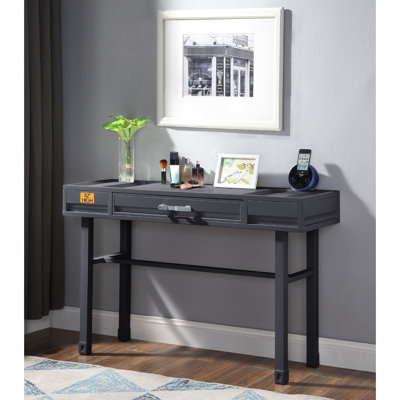 Bureau de meuble-lavabo en métal Gunmetal avec un tiroir simple, des pieds droits, une surface en plaque de fer, des panneaux encastrés, une quincaillerie à poignée coulissante, un bureau, un plateau, un cadre, des panneaux, un roulement de 3/4