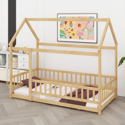 Lit de maison avec toit en bois et barrière de sécurité