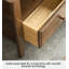 Meuble télé rétro en bois avec quatre tiroirs et tablette de rangement ouverte-133654155