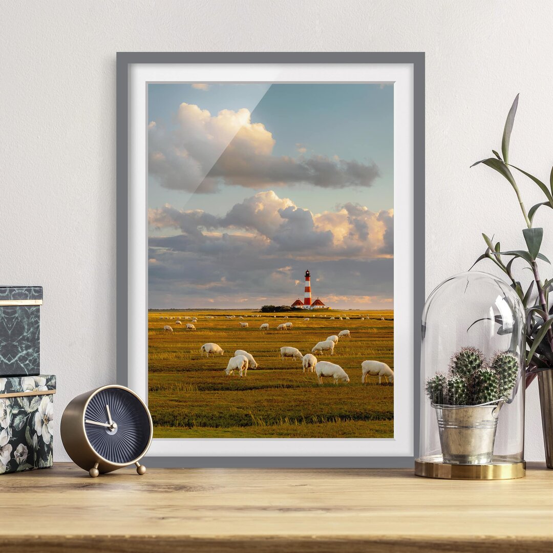 Gerahmtes Poster Nordsee-Leuchtturm mit Schafherde