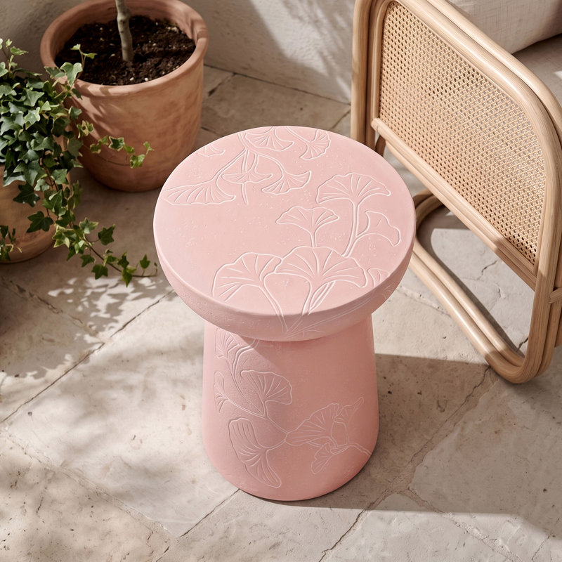 Table d'appoint d'extérieur Fuori Ginkgo Leaf avec finition appliquée à la main, Rose clair