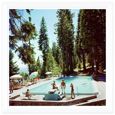 «Pool at Lake Tahoe» par Slim Aarons - Photographie encadrée sur papier