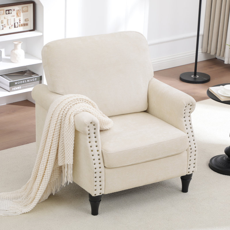 Fauteuil rembourré avec pieds en bois massif et détails cloutés, Beige