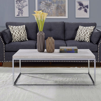 Table basse en chêne clair avec base ouverte et détails chromés