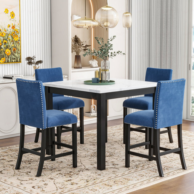 Ensemble de salle à manger 5 pièces avec table haute, comprenant une table à manger avec dessus en faux marbre et quatre chaises recouvertes de velours, bleu