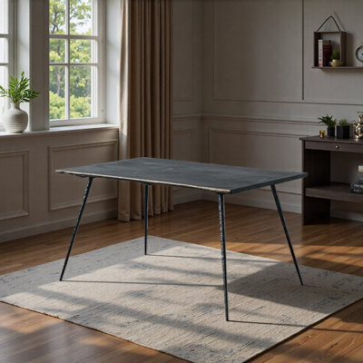 Bureau noir de style industriel simple