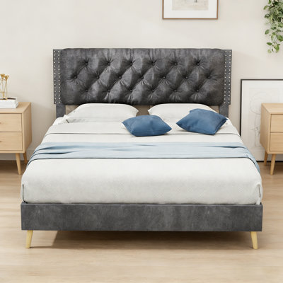 Un lit tapissier en suède gris pleine grandeur ajoute une touche de tranquillité douce à la chambre principale, tandis que sa structure robuste crée un espace privé pour le repos.